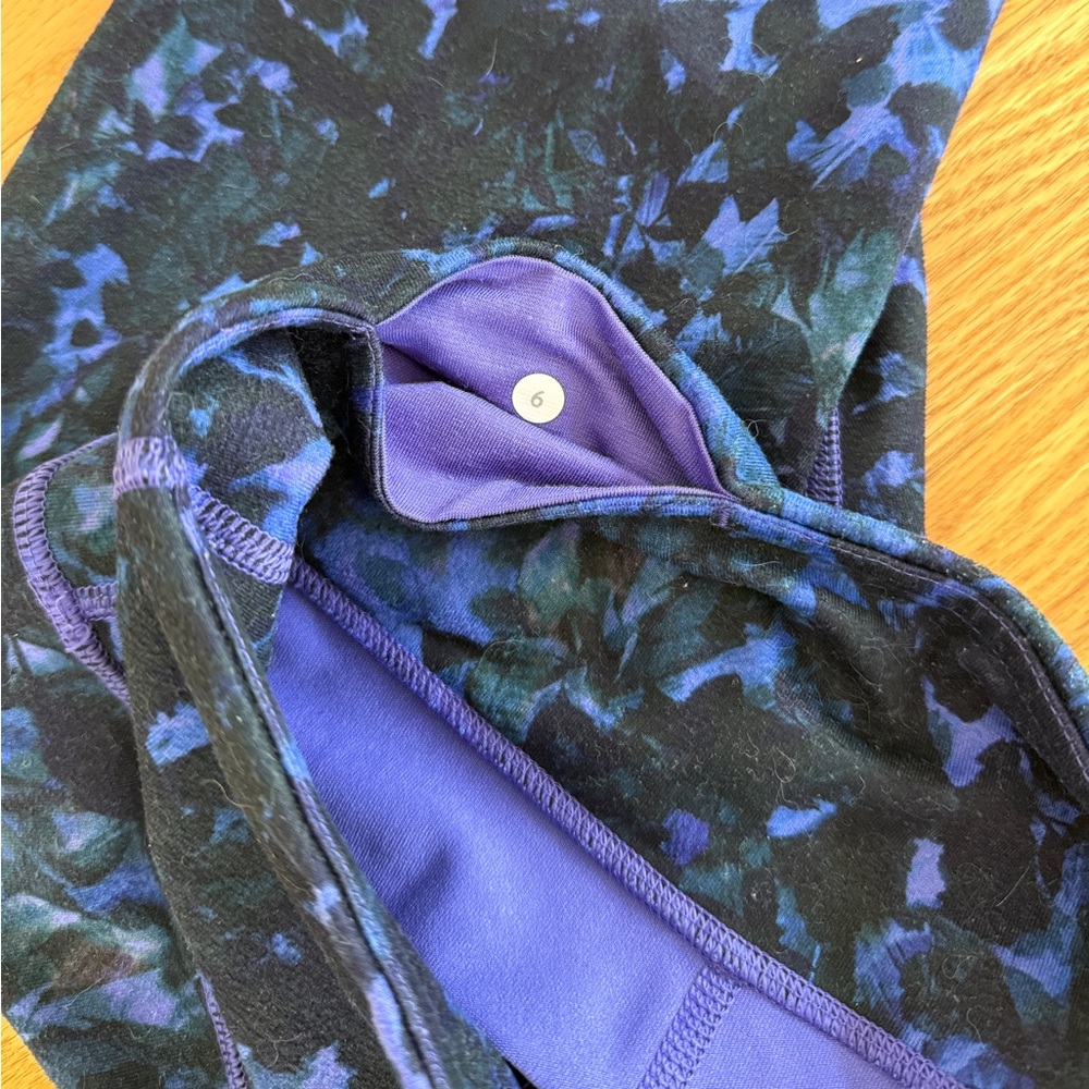 Lululemon capri leggings size 6 patterned - Picture 2 of 3